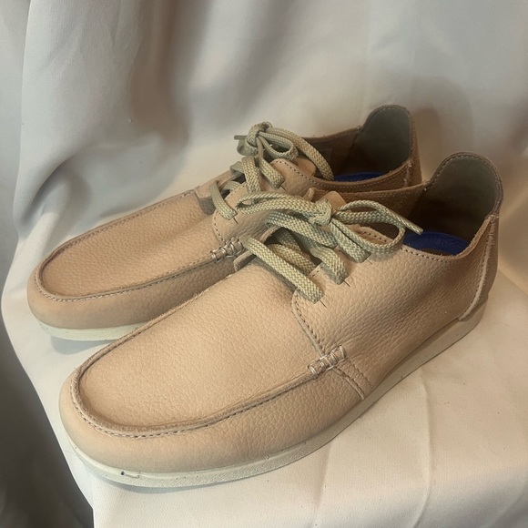 Clarks Tan Leather Loafers Slip-Ons with Moc-Toe Design - Picture 1 of 5